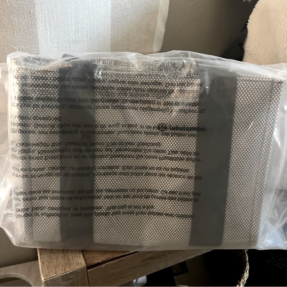 NEW Lululemon Two-Tone Canvas Tote Bag Anchor/Light Ivory/Black 4.5L